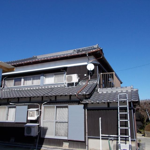 瓦屋根の一軒家